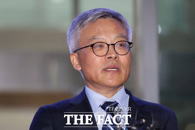 음주 뺑소니와 운전자 바꿔치기 등 혐의를 받는 가수 김호중의 변호인인 조남관 변호사가 지난 21일 서울 강남경찰서에서 취재진의 질문에 답변하고 있다. /뉴시스