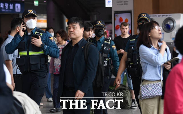 "24일 <b>서울역</b>서 <b>칼부림</b>" 예고에 순찰 강화 나선 경찰 [TF사진관]