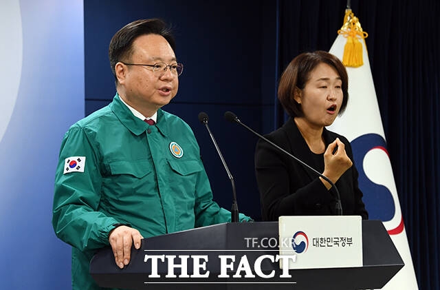조규홍 보건복지부 장관은 10일 의사 집단행동 중앙재난안전대책본부 회의에서 "의료법에 근거해 개원의에 대한 진료명령과 휴진신고명령을 내린다"며 "이는 의료계의 집단휴진에 국민 생명과 건강을 지키기 위해 필요한 최소
