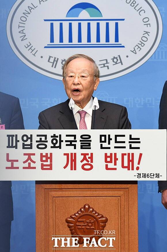 손경식 경총 회장이 2일 서울 여의도 국회 소통관 기자회견장에서 '노동조합법 개정 반대 경제6단체 공동성명'을 발표하고 있다./국회=남윤호 기자