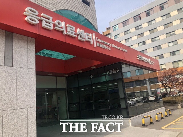 <b>국립중앙의료원</b>에 <b>택시</b> <b>돌진</b>…3명 부상