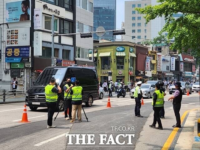 According to the police, the Seoul Namdaemun Police Station conducted on-site verification of the accident on Sejong-daero 18-gil in collaboration with the National Forensic Service (NFS) from 11 a.m. on the day. / Reporter Lee Yoon-kyung