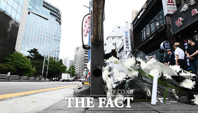 While an accident in which a vehicle rushed onto the sidewalk occurred at a crosswalk near City Hall Station in Seoul's Jung District on the 1st, a memorial flower arrangement is laid out at the accident site on the 3rd afternoon. / Reporter Park Heon-woo
