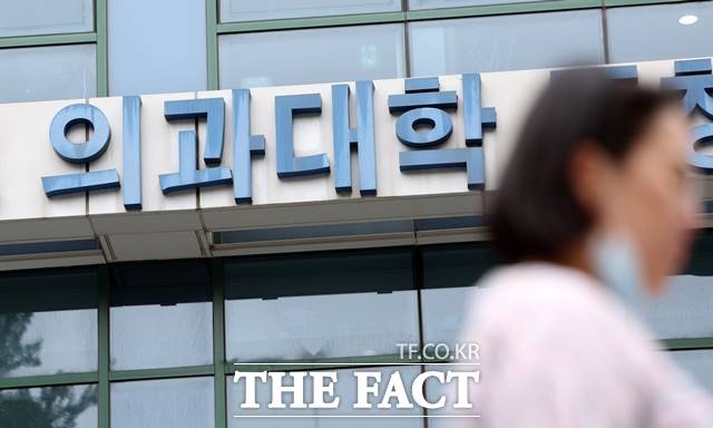 보건복지부는 10일 보도자료를 내고 "정부는 지난달 4일부터 사직서 수리금지명령을 철회했다"며 "사직의 효력은 명령을 철회한 지난달 4일 이후 발생한다"고 밝혔다. 수련병원들이 전공의들 사직서 수리 시점을 2월29일