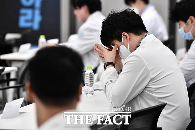 전국의과대학교수협의회와 전국의과대학교수 비상대책위원회, 40개 의대 및 수련병원 교수 대표들은 15일 '하반기 전공의 모집인원 신청에 즈음하여 보건복지부와 수련병원장들에게 드리는 권고문'을 발표했다. /박헌우 기자