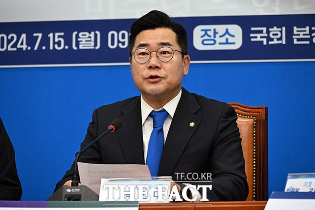 <b>박찬대</b> "<b>명품백</b>도 꼬리 자르기? 尹 정권은 도마뱀 정권이냐"