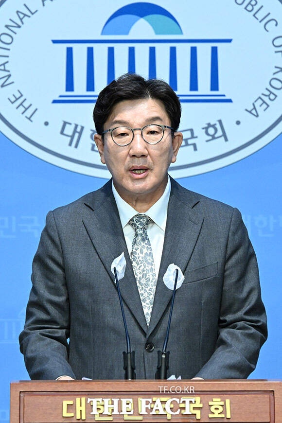 권성동 "<b>임성근</b> 골프모임 톡방 2명, 민주당 관계자" 국정조사 촉구 [TF사진관...