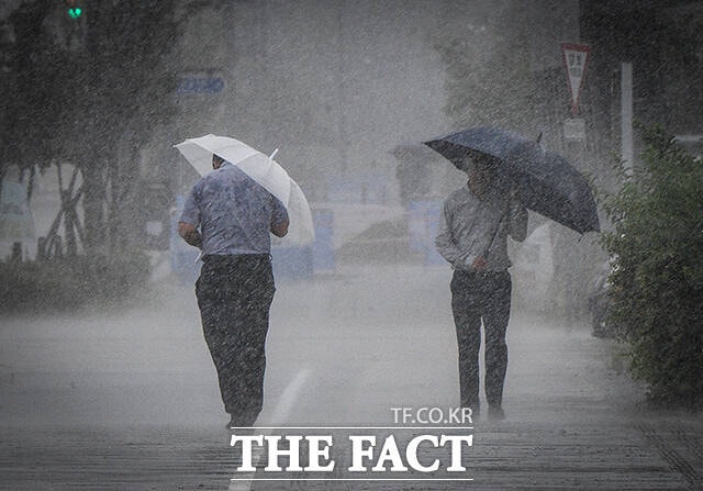 The third typhoon 'Ant' occurred in the afternoon of the 20th. As the typhoon moves northward, it is expected to grow in strength and may affect the Korean Peninsula next week. /Reporter Lee Dong-yul