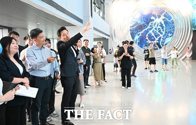 Seoul Mayor Oh Se-hoon, who is on a business trip to China, visited Chungqing Dadiseng Life Science Park, one of China's top 5 pharmaceutical bases, to devise a development strategy for bio, Seoul's future flagship industry. Mayor Oh Se-hoon is exploring the city planning exhibition hall of Chongqing City in China on the 28th (local time).