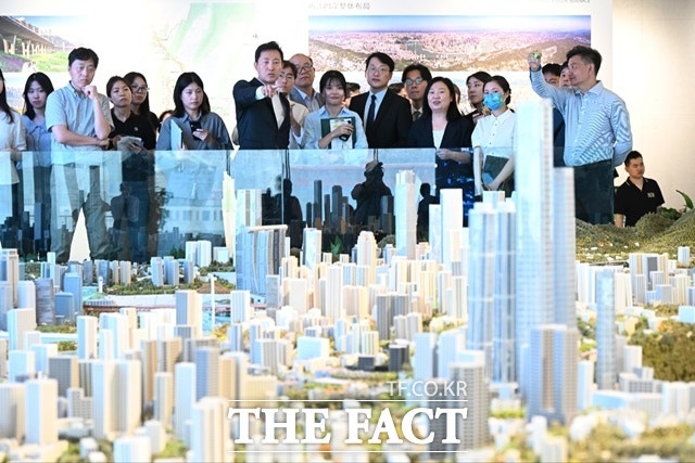 Seoul Mayor Oh Se-hoon, who is on a business trip to China, visited Chungqing Dadiseng Life Science Park, one of China's top 5 pharmaceutical bases, to devise a development strategy for bio, Seoul's future flagship industry. Mayor Oh Se-hoon is exploring the city planning exhibition hall of Chongqing City in China on the 28th (local time).