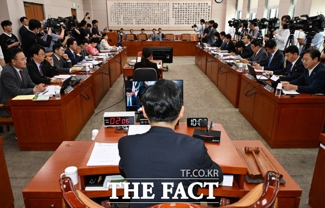'<b>검사 탄핵</b>안' <b>청문회</b> 의결에 "보복성 <b>탄핵</b>", "여당 <b>검사</b> 로펌"