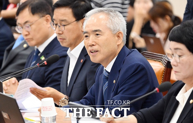 '수사무마 청탁 혐의' <b>양부남</b> 민주당 의원 <b>검찰</b> 출석