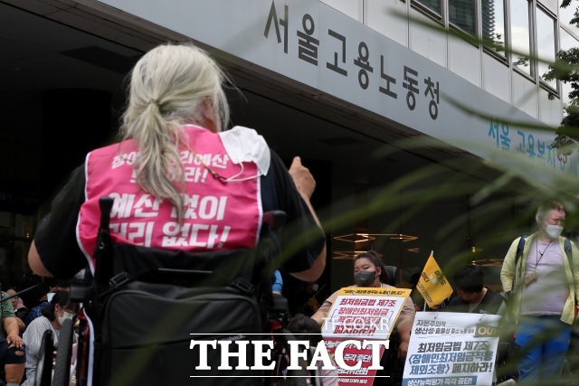 중소벤처기업부 산하 공공기관이 장애인 의무고용 비율을 지키지 않아 최근 5년간 8억 가까이 되는 부담금을 납부한 것으로 드러났다. 사진은 전국장애인차별철폐연대를 비롯한 장애인 관련 시민사회단체 회원들이 2022년8월
