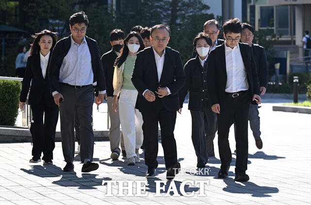 '의대생 휴학 승인' <b>서울대</b> 고강도 현장 감사 나선 <b>교육부</b> [TF사진관]