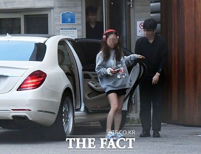 양현석 YG 엔터테인먼트 총괄 프로듀서의 아내이자 걸그룹 가수 출신인 이은주 씨가 음주운전으로 형사처벌을 받은 사실이 드러났다. 사진은 이 씨가 지난 8월 20일 마포구 합정동 자택에서 외출 후 차량에서 내리고 있는