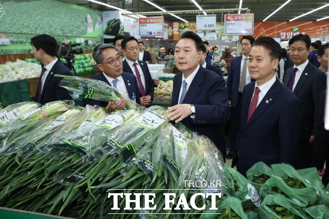 윤석열 <b>대통령</b> "<b>김장철</b> 물가에 만전" 주문