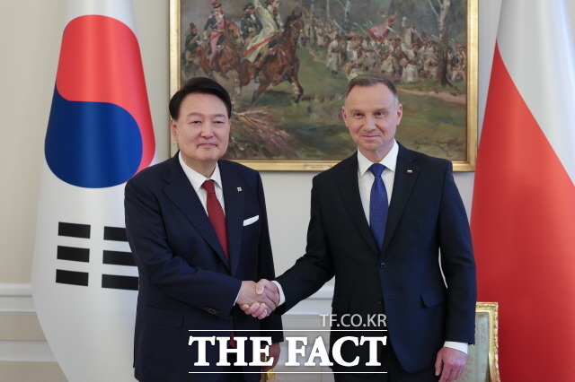 President Yoon Suk Yeol is meeting with Polish President Andrzej Duda, who is currently visiting South Korea. President Yoon met President Duda on July 13, 2023, at the Warsaw Presidential Palace for a one-on-one summit and they are shaking hands.