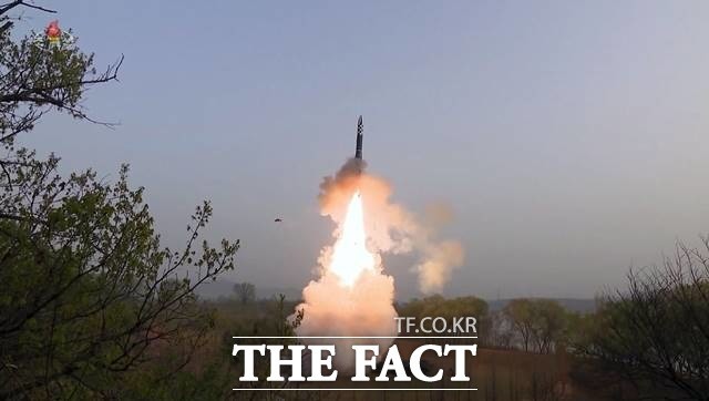 합참 "北 <b>탄도미사일</b>, ICBM 고각 <b>발사</b>로 추정"