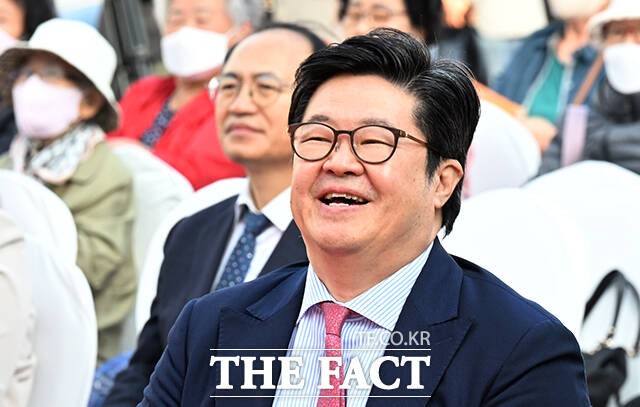 '300억 기부' 도서관 착공식서 환한 미소 짓는 <b>김병주</b> MBK파트너스 <b>회장</b>...