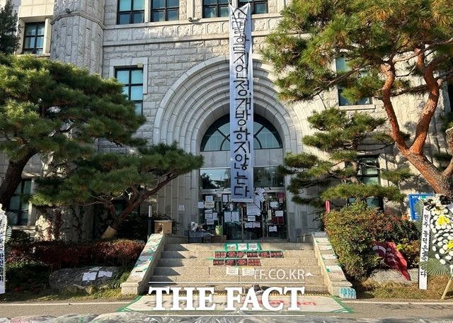 [현장FACT] "교내 막혀 노트북 들고 나왔다" <b>동덕여대</b> 직원들 한숨 (영상...