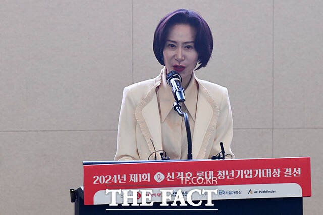 장혜선 롯데장학재단 이사장이 25일 오후 서울 송파구 잠실 롯데월드타워에서 열린 제1회 '신격호 롯데 청년기업가대상' 결선 행사에서 인사말을 하고 있다. /서예원 기자