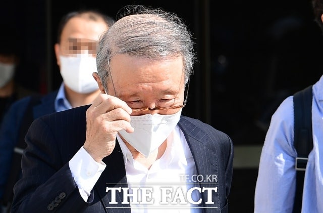 '100억대 <b>배임</b>' <b>홍원식</b> 전 <b>남양유업</b> 회장 구속…"증거인멸 우려"