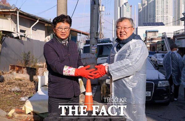 대전 유성 플랜트치과(대표원장 손외수)가 8일 대전 대덕구(구청장 최충규)연탄 1만장을 전달하고 덕암동 취약계층 5가구에 1500장의 연탄을 나눠주는 봉사활동을 진행했다. 사진 왼쪽부터 최충규 대덕구청장과 손외수 플