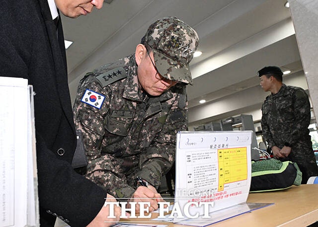 검찰 특수본, '국회 병력 투입' <b>이진우 전 수방사령관 체포</b>