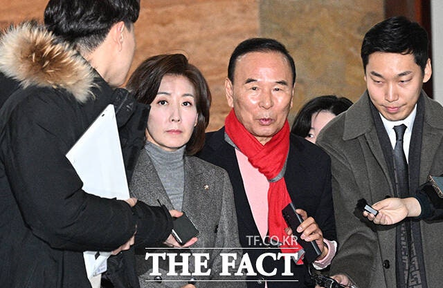 與 <b>나경원</b>, <b>탄핵 표결</b> 앞두고 "거리 외침, 국민 모두 생각인가"