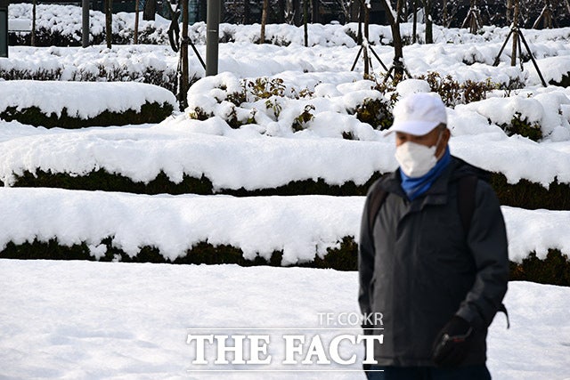 [<b>오늘의 날씨</b>] 낮에도 '영하' 강추위…전국 대부분 눈