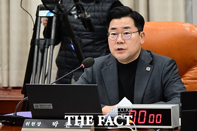 Park Chan-dae, the floor leader of the Democratic Party, criticized President Yoon Suk-yeol over allegations that he instructed the Presidential Security Service to carry knives to prevent the execution of an arrest warrant, saying, "Is he some South American drug gang boss?" /Nam Yoon-ho, reporter