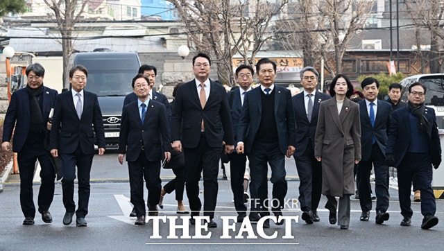 '尹 불출석' 헌재 출석하는 <b>국회 탄핵소추단</b> [포토]