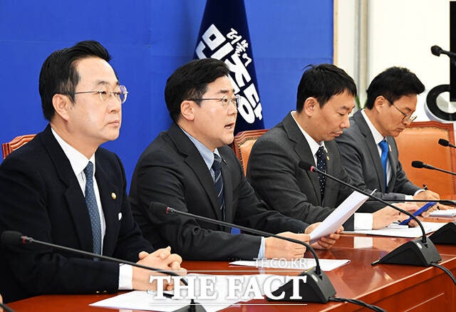 박찬대 더불어민주당 원내대표(왼 쪽에서 두 번째)가 23일 당 정책조정회의에서 "윤석열 대통령은 지난 대선 당시 자신의 여론조작 부정선거 의혹이 드러날 것을 두려워해 계엄을 선포한 것"이라고 주장헀다./