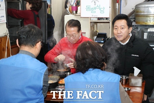 권영세·<b>오세훈</b> 설 연휴 앞두고 '쪽방촌 지원 시설' 점검 [TF사진관]