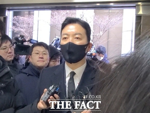 '尹 체포 방해' <b>경호처</b> 차장 경찰 출석…"<b>기관단총</b> 위치만 조정"