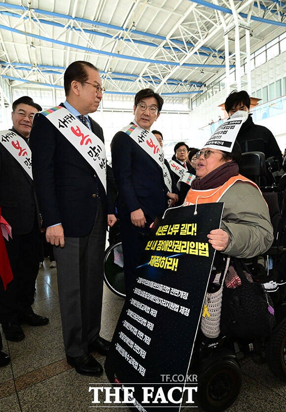 <b>설 귀성인사</b> 나선 <b>국민의힘</b>…'전장연 항의' [TF사진관]