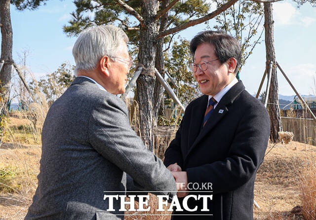<b>이재명</b>, <b>문재인</b> 전 대통령 예방 "<b>통합</b>·포용 강조에 크게 공감" [TF사진관...