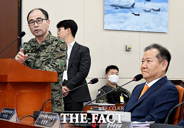 곽종근 전 특수전사령관(왼쪽)이 4일 오전 서울 여의도 국회에서 열린 '윤석열 정부의 비상계엄 선포를 통한 내란 혐의 진상규명 국정조사 특별위원회' 전체회의에 참석해 질의에 답변을 하고 있다. /배정한 기자