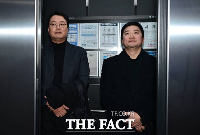 천하람 개혁신당 대표 권한대행이 10일 오후 서울 영등포구 허은아 전 대표의 사무실을 찾았다가 회동을 불발돼 돌아가고 있다. 오른쪽은 허 전 대표 대신 천 대행을 맞이한 조대원 전 최고위원.