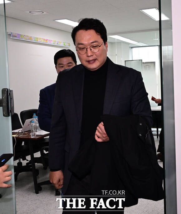 천하람 개혁신당 대표 권한대행이 10일 오후 서울 영등포구 허은아 전 대표의 사무실을 찾았다가 회동이 불발돼 돌아가고 있다. /이새롬 기자