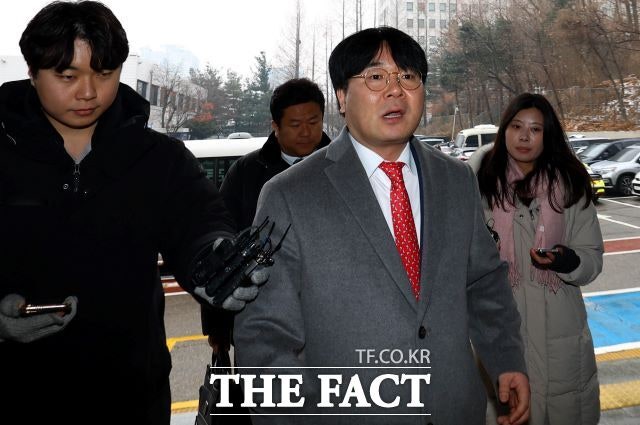 '<b>김건희</b> 명품백 보도' <b>서울의소리</b> 기자 경찰 출석