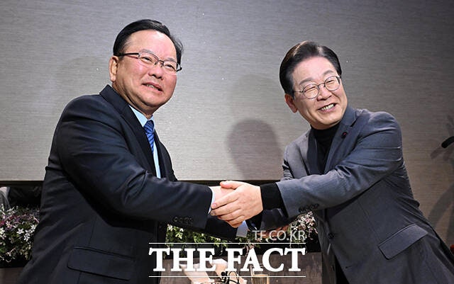 <b>김부겸</b> "<b>개헌</b>·정치개혁 필요"…<b>이재명</b> "지금은 내란극복 집중"