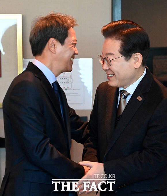 <b>이재명</b> "운동장 넓게 써야"…<b>임종석</b> "앞으로도 쓴소리 할 것"