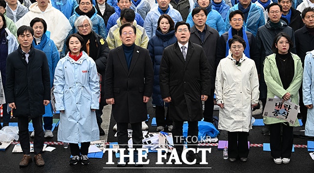 <b>윤석열 파면 촉구</b> 집회 참석한 '야 5당' [포토]