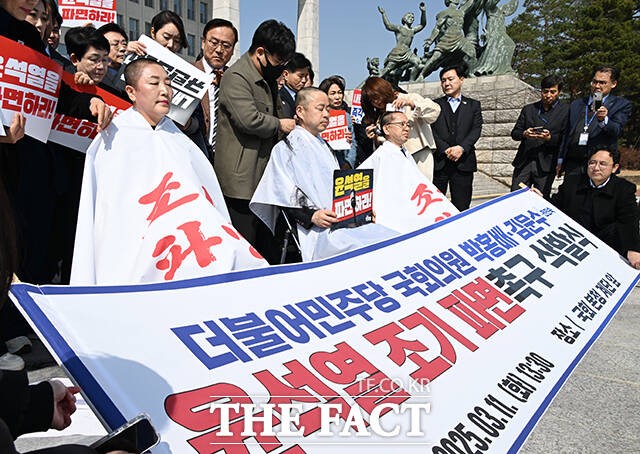 민주당 초선 전진숙·박홍배·김문수, <b>윤석열</b> <b>파면 촉구</b>하며 삭발 [TF포...