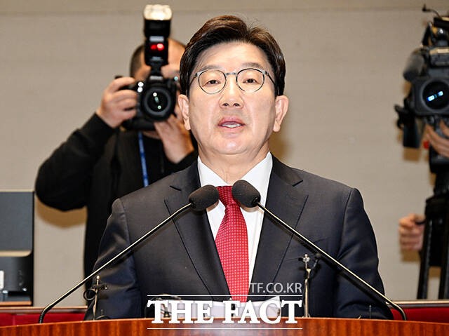 與 "민주당처럼 <b>장외 투쟁</b>·단식으로 <b>헌재 압박</b> 안 하겠다"