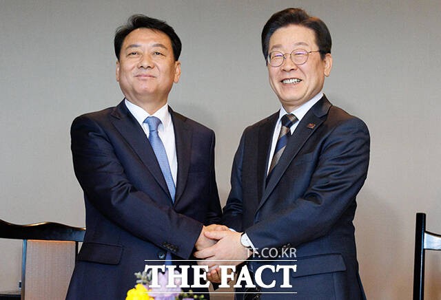 尹 탄핵 심판 앞두고 '<b>회동</b> 갖는 <b>이재명</b>-<b>이광재</b>' [TF사진관]