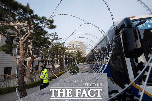 춘삼월인데도 춘래불사춘(春來不似春)이듯 우리 민주주의 들녘도 침묵하는 양심에 아직 ‘봄의 교향악’이 울려 퍼지지 못하고 있다. 윤석열 대통령 탄핵 심판 선고를 앞둔 15일 오후 서울 종로구 헌법재판소 담벼락에 철조망이 설치돼 있다./장윤석 기자