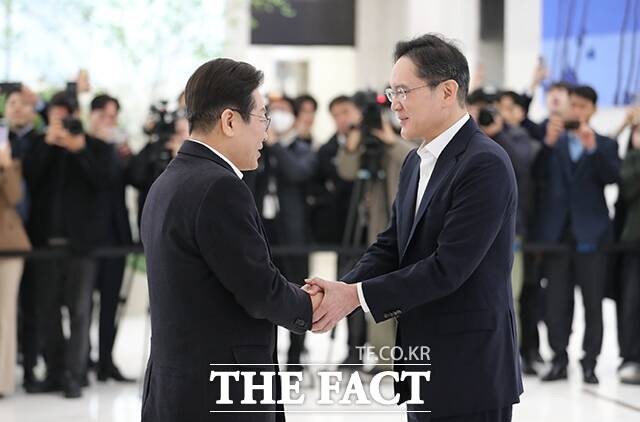 <b>이재용</b> "'미래 투자' 믿음으로 청년 지원"…<b>이재명</b> "삼성의 배려 감사"