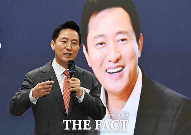 <b>오세훈 압수수색</b> 7시간 반 만에 종료…휴대폰 8개 제출